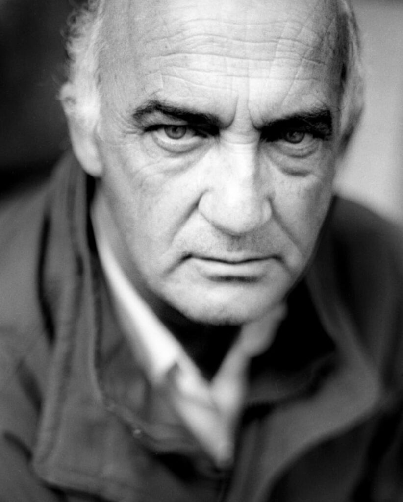 Foto del rostro de Calos Schwartz en primer plano. Semblante serio y profesional. Foto en blanco y negro.