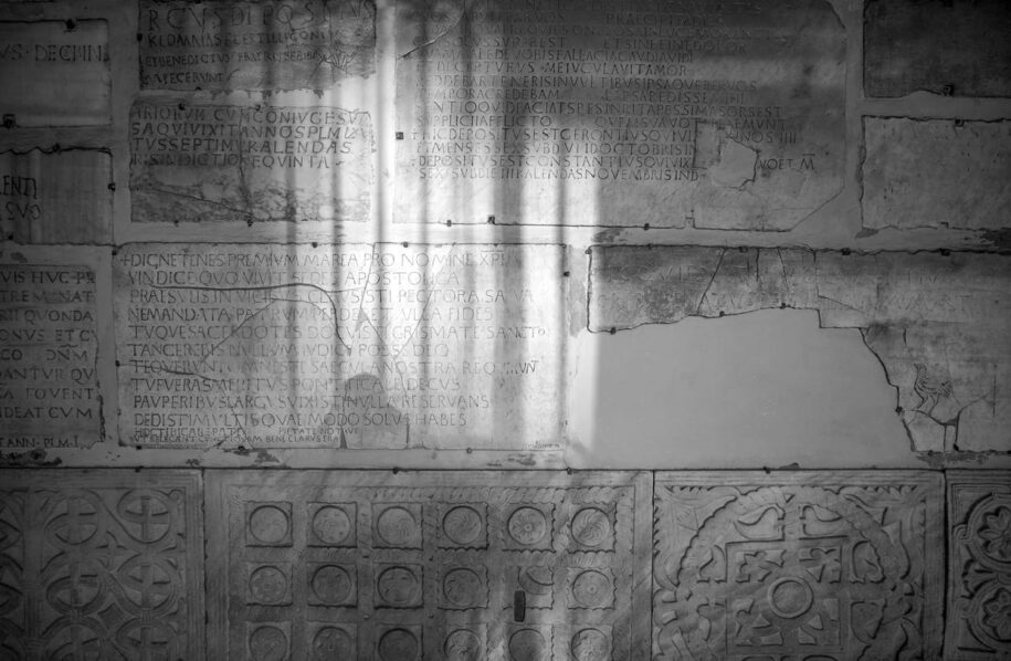 Pared con inscripciones en piedra en latín. Blanco y negro